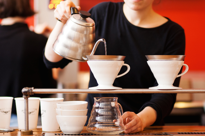 menuang air panas ke v60
