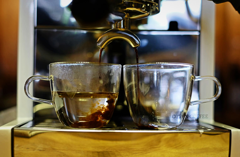 perbedaan americano dan long black dilihat dari metode