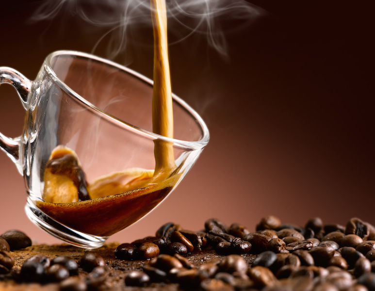 kopi dituang ke cangkir kaca