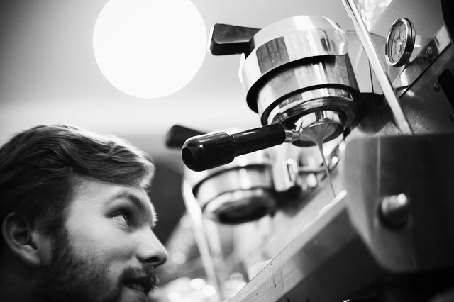 hasil ekstraksi espresso dari mesin kopi
