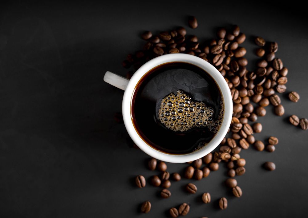 kopi hitam di atas meja