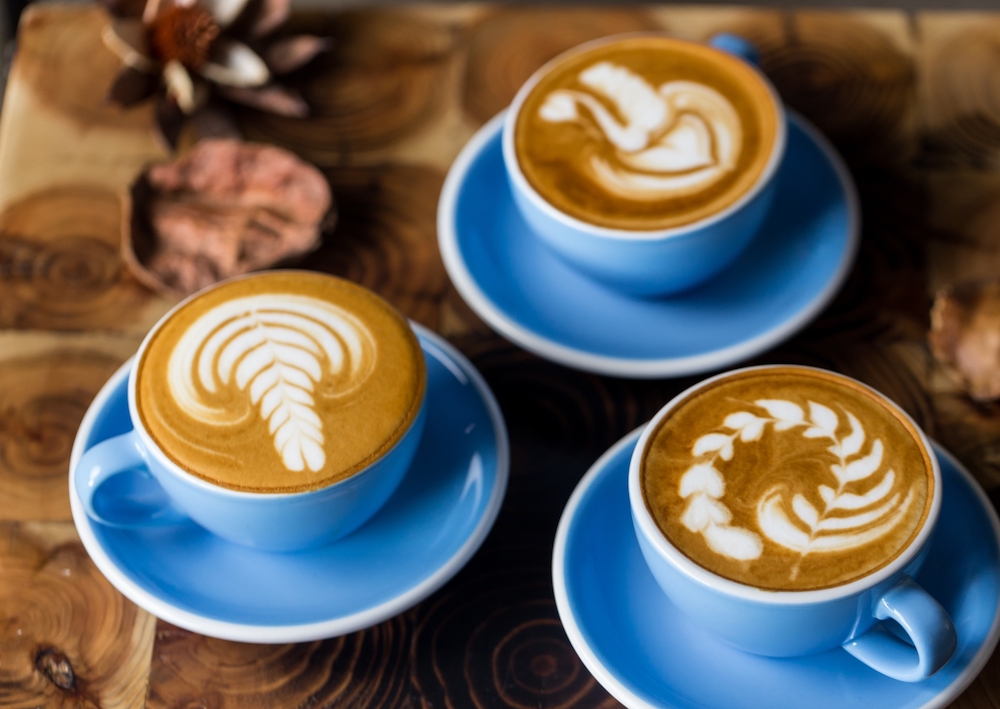 tiga latte dengan latte art