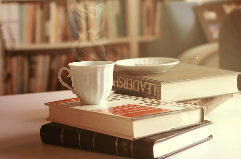 buku dan secangkir kopi
