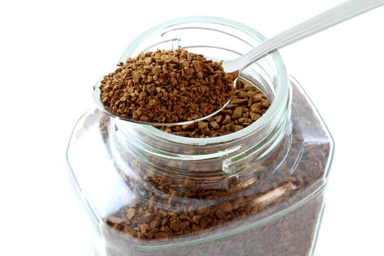 bubuk kopi di dalam toples kaca