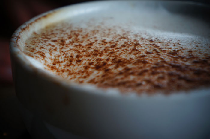 permukaan latte dalam cangkir kopi