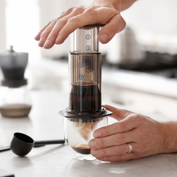 Menekan AeroPress pada proses penyeduhan