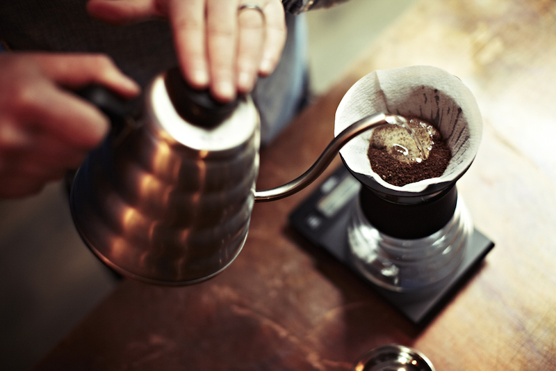 hario decanter pouring hot water
