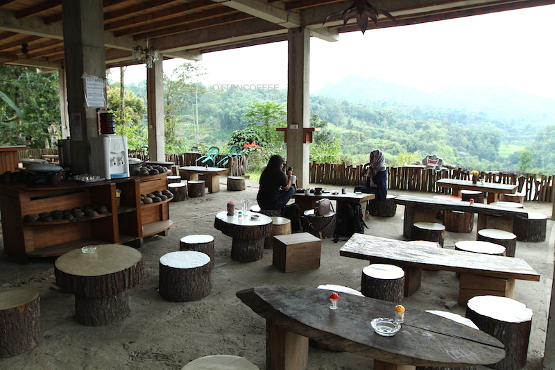 Kalau ini interior kedai kopinya