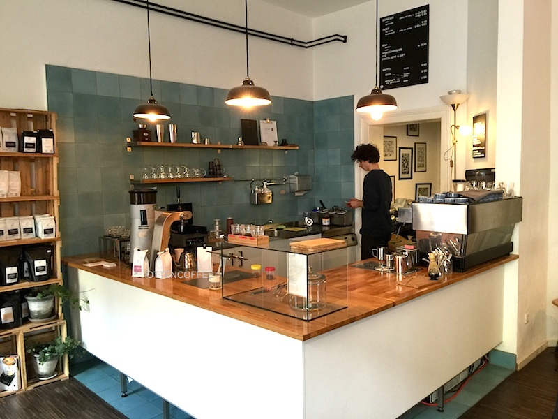 Penampakan coffee bar kedai kopi ini.
