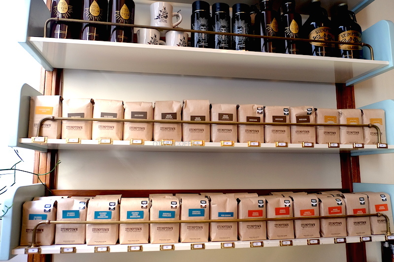 Rak penuh biji kopi yang siap dibawa pulang. 