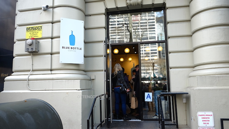 Penampakan eksterior Blue Bottle Coffee. 