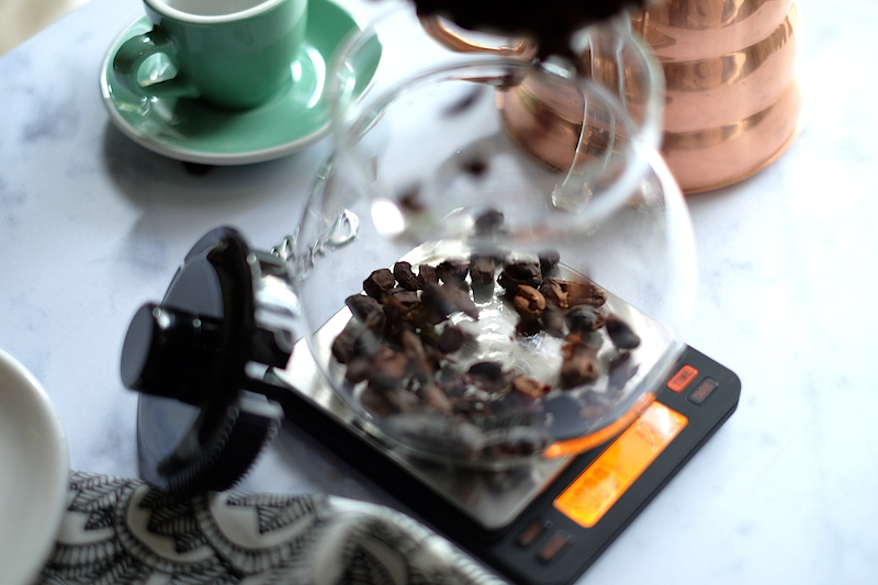 Masukkan 25 gram cascara.
