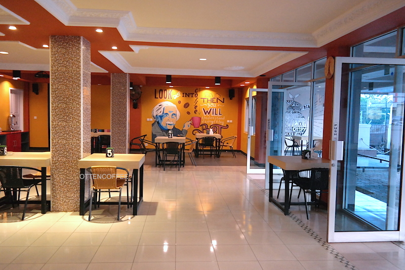 Interior kedai yang cukup luas dan menyenangkan.