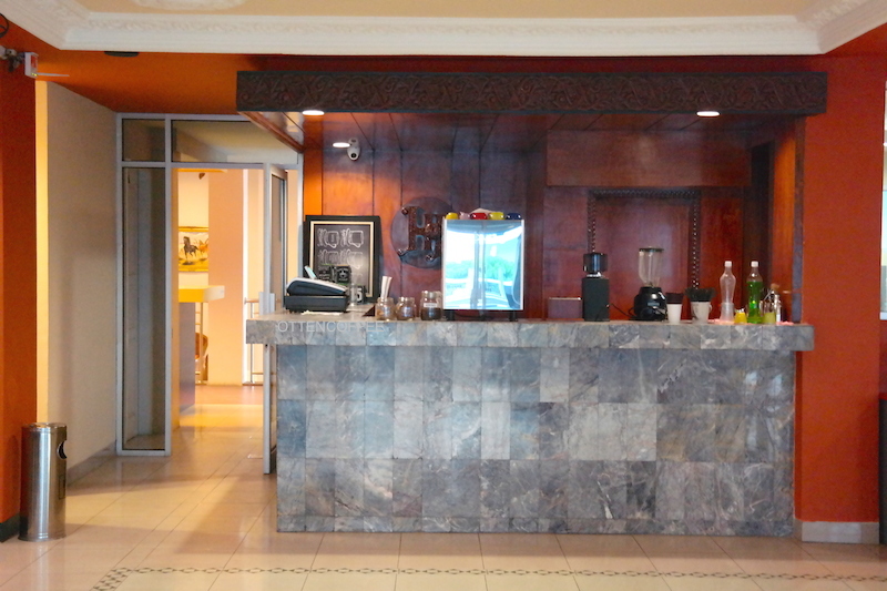Mesin espresso one boiler terduduk manis di coffee bar.