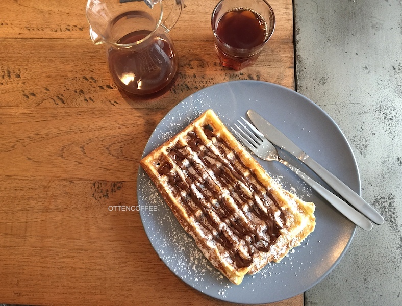 Waffle dan kopi pasangan serasi untuk memulai hari.