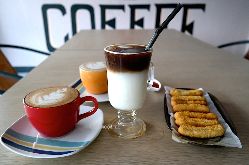 Seperangkat amunisi untuk ngopi sore lebih indah. :D
