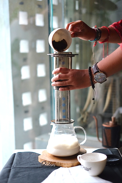 Masukkan bubuk kopi.