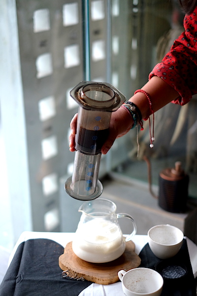 memasukkan bubuk kopi ke aeropress