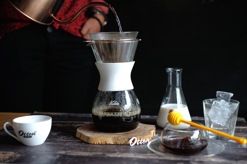 Minuman kopi dingin yang segar untuk penikmat kopi.