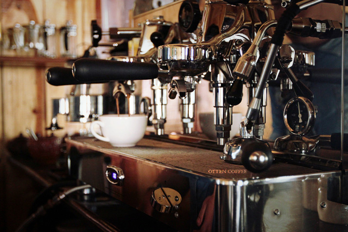 secangkir kopi di mesin kopi