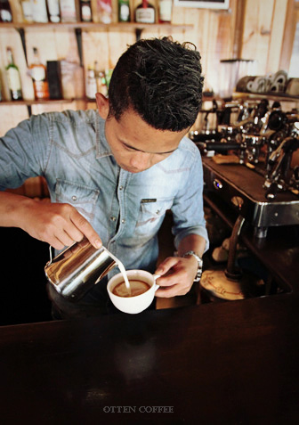"Barista" di Chillax yang meracik cappuccino untuk saya