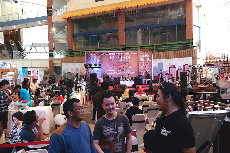 Keseruan penikmat kopi di Medan International Coffee Festival 2016.