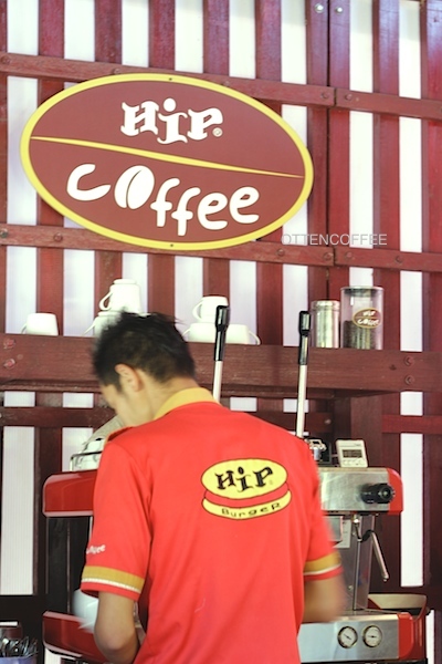 Sang barista sedang asik meracik kopi