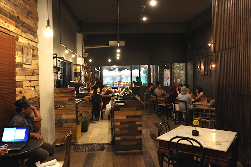 Hangat adalah satu kata yang pas menggambarkan tempat ini.