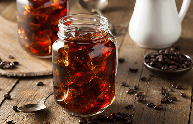 gambar es kopi dengan ice cube