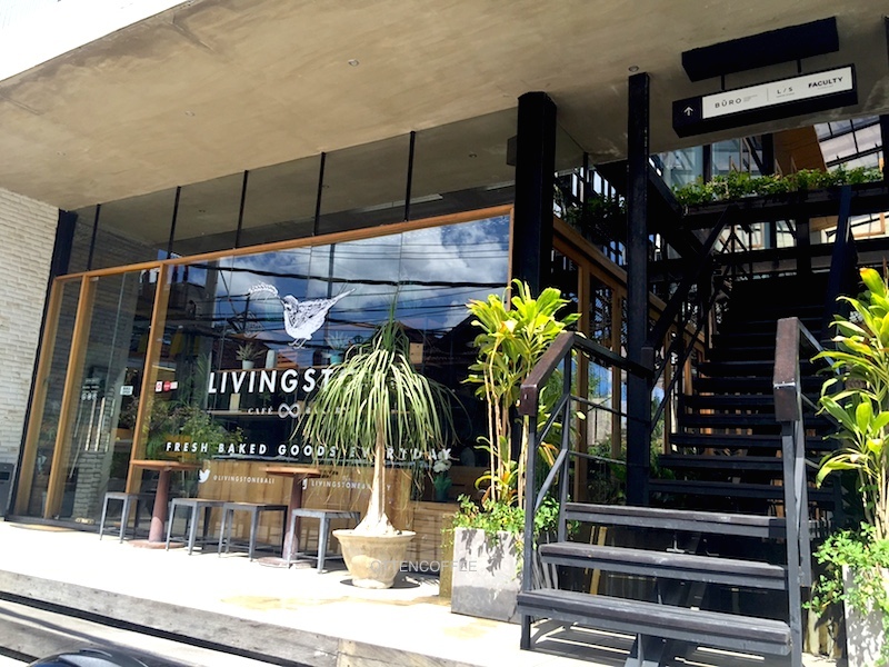 Living Store di lantai satu bangunan kafe.