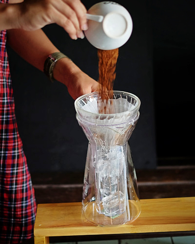 masukkan bubuk kopi hario v60 glass