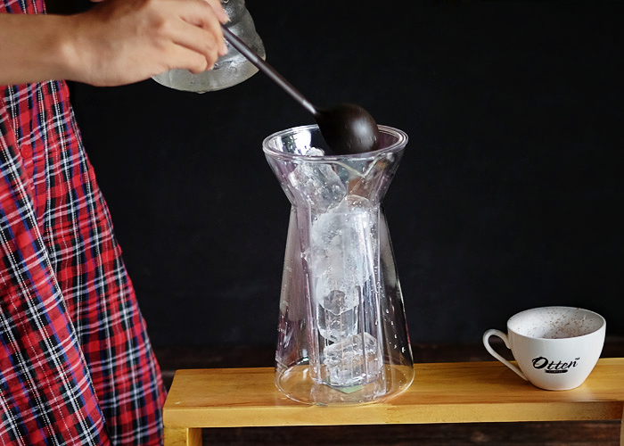 masukkan es batu ke hario v60 glass