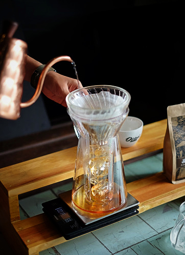 tuangkan air pada kopi hario v60 glass