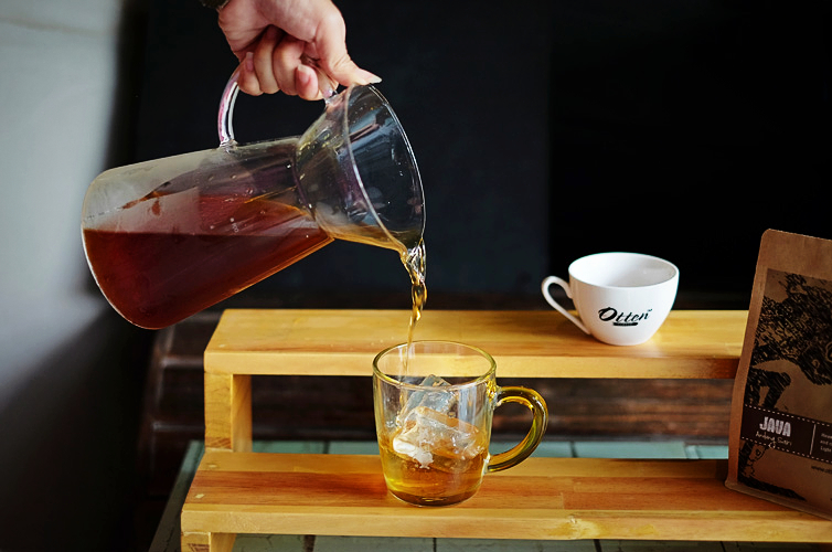 tuangkan kopi ke cangkir