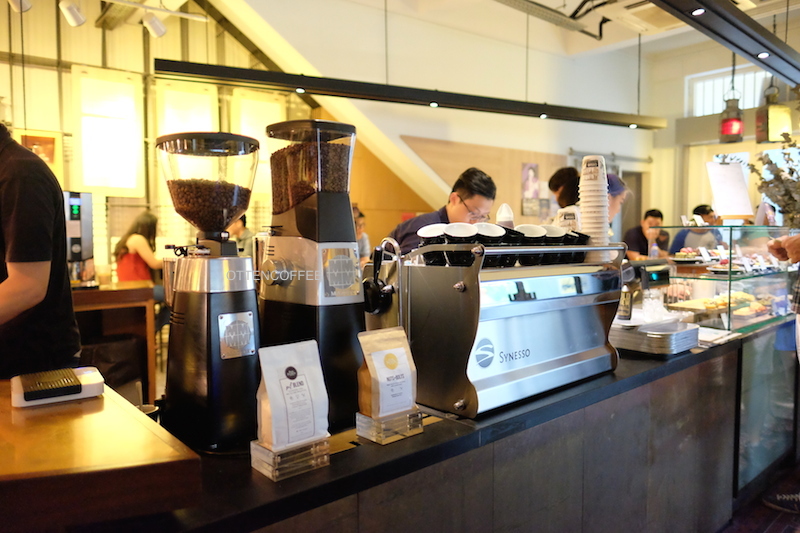 Coffee bar tempat para barista beraksi.