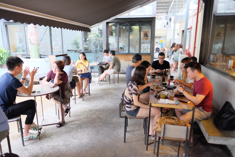 Suasana yang nyaman membuat pengunjungnya betah.