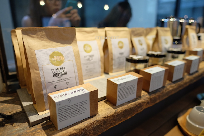 Biji-biji kopi yang siap dibawa pulang.