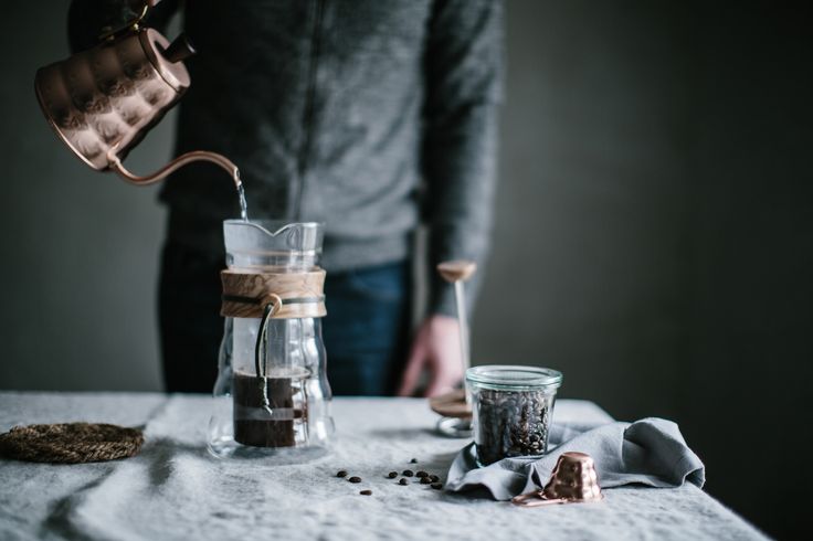 menggunakan kettle membuat kopi french press
