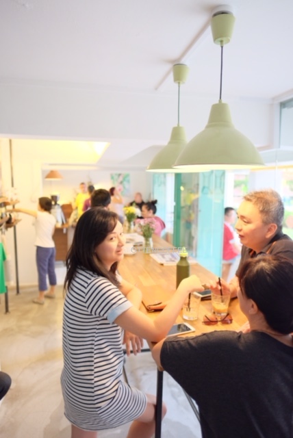 Kedai kopi memang tempat yang pas untuk ngobrol seru.