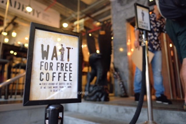 Kalau nunggu bisa dapat kopi gratis!