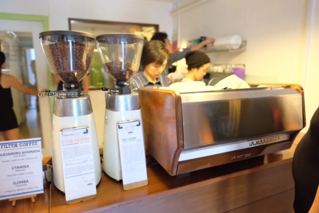 La Marzocco GS2 mesin espresso andalan kedai ini.