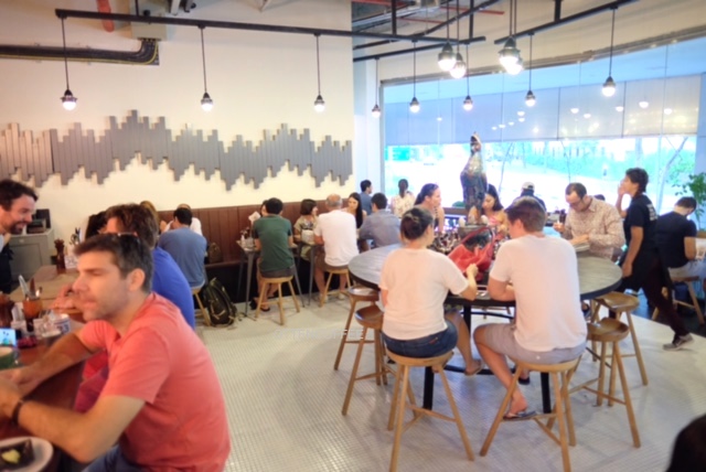 Lunch time di sini emang rame banget.