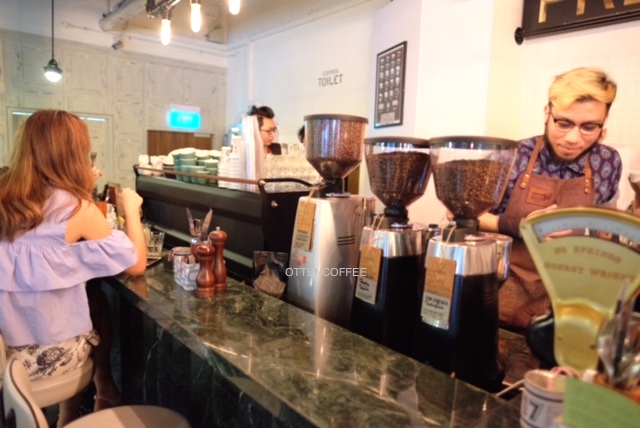 Suasana di coffee bar.