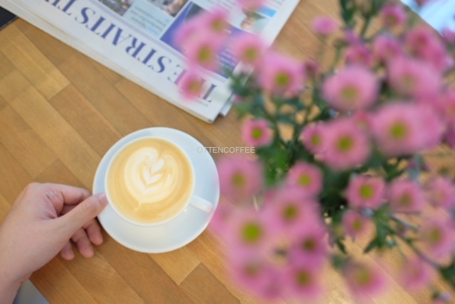 Secangkir cafe latte penghangat hari.