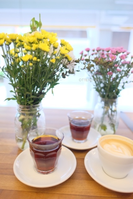 Bunga-bunga segar menambah asiknya ngopi di Nylon Coffee Roasters.