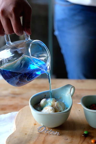Pour the blue part, peeps!
