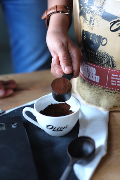 Masukkan bubuk kopi ke dalam basket.