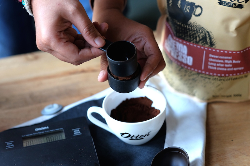 Balik sendok agar bubuk kopi masuk ke dalam basket seluruhnya.