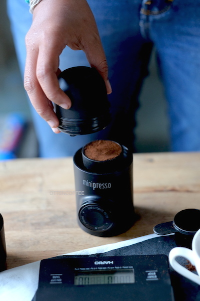 Tempatkan basket berisi bubuk kopi ke dalam bodi Minipresso.