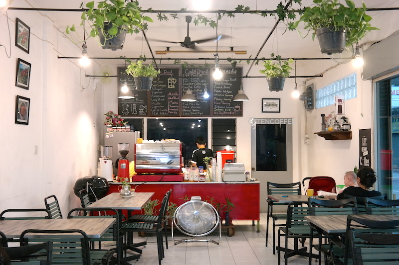 Suasana kedai yang adem dan menyenangkan.